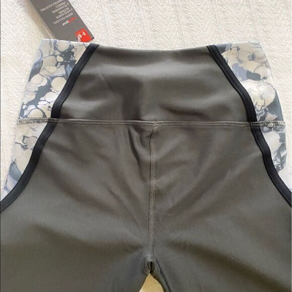 UNDER ARMOUR Women's Small HeatGear Compression High Waisted Capri Leggings - Picture 6 of 8